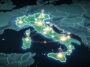 Mappa dell'Italia con punti luminosi, pannelli solari e turbine eoliche a rappresentare i casi di successo delle CER